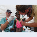 Mobilní lékařský tým na Haiti dokázal denně ošetřit více než stovku lidí.  Foto: Markéta Kutilová / Člověk v tísni 