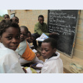 Díky školám, které Člověk v tísni postavil v Angole, se už děti nemusí učit pod otevřeným nebem. Foto: Marek Štys / Člověk v tísni 