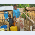 Díky projektu Člověka v tísni může v regionu Bunyakiri v Kongu čerpat pitnou vodu, svedenou z okolních kopců, přímo ve vesnici. Foto: Jan Staněk / Člověk v tísni 