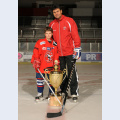 Foto s legendárním "Růžou" je pro malé hokejisty velkou odměnou za týdenní dřinu. 